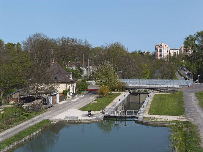 Le site d'écluse du d'amont avec en fond le pont ancien sur écluse (IA21003790) et le nouveau pont (IA21003791). © Thierry Kuntz / Région Bourgogne-Franche-Comté, Inventaire du patrimoine - 2011