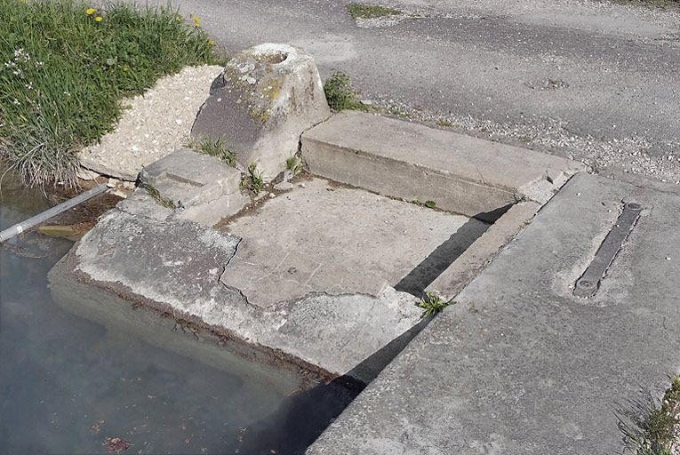 Lavoir maçonné à l'usage des éclusiers, placé avant la tête amont de l'écluse. © Thierry Kuntz / Région Bourgogne-Franche-Comté, Inventaire du patrimoine - 2011