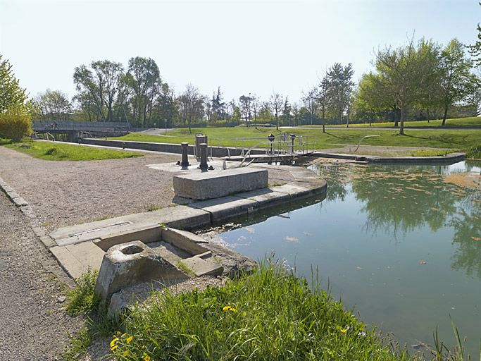 Le sas vu de la tête amont rive gauche. A gauche : le lavoir domestique du site d'écluse. En arrière-plan, les ponts sur écluse, (ancien IA21003790 et nouveau IA21003791). © Thierry Kuntz / Région Bourgogne-Franche-Comté, Inventaire du patrimoine - 2011