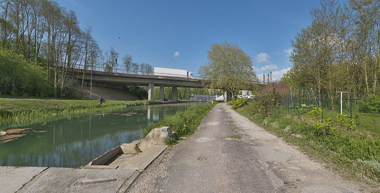 Pont moderne : le lavoir de l'écluse 54 est au premier plan à droite et permet de situer le pont. © Thierry Kuntz / Région Bourgogne-Franche-Comté, Inventaire du patrimoine - 2011