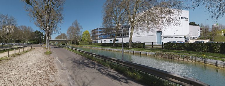 La traversée de Dijon : immeuble du quotidien régional "Le Bien Public". En arrière-plan, le pont routier menant à la Fontaine-d'Ouche. © Thierry Kuntz / Région Bourgogne-Franche-Comté, Inventaire du patrimoine - 2011