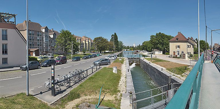 Vue d'ensemble du site d'écluse prise d'aval. En arrière-plan, le port de Dijon. © Thierry Kuntz / Région Bourgogne-Franche-Comté, Inventaire du patrimoine - 2011