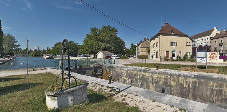 Façade de la maison éclusière donnant sur le sas. Remarquez l'ordonnancement des ouvertures du rez-de-chaussée, identique sur les maisons éclusières voisines. La maison de Dijon, trop petite, a été agrandie et surhaussée, mais le rez-de-chaussée de … © Thierry Kuntz / Région Bourgogne-Franche-Comté, Inventaire du patrimoine - 2011