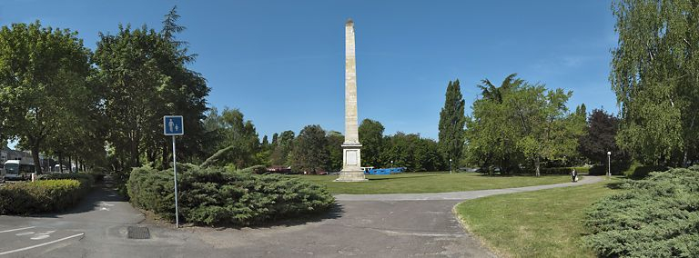 Vue d'ensemble de l'obélisque, au centre du jardin public. © Thierry Kuntz / Région Bourgogne-Franche-Comté, Inventaire du patrimoine - 2011