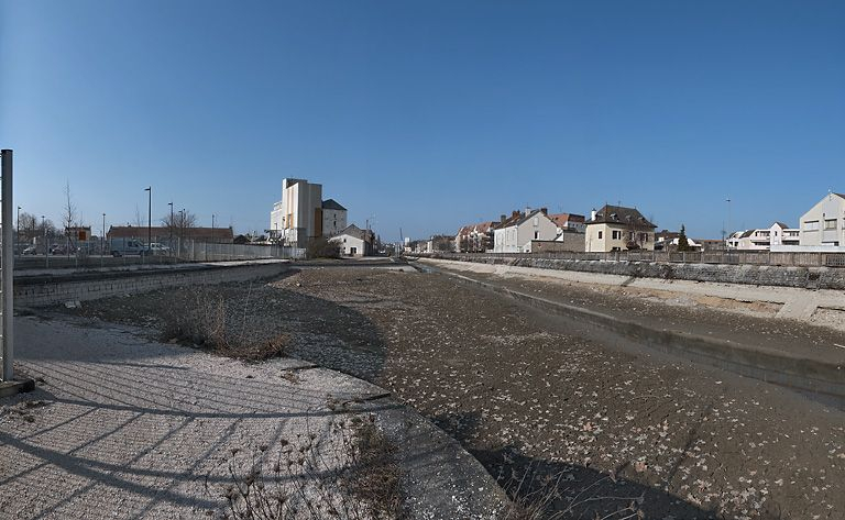 Port, vu d'aval. A l'arrière-plan à gauche : les minoteries dijonnaises, aujourd'hui détruites. Le bief est vide pour permettre la réfection du pont sur l'écluse 55. © Thierry Kuntz / Région Bourgogne-Franche-Comté, Inventaire du patrimoine - 2011