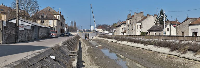 La traversée du canal à Dijon : habitations et locaux professionnels en bordure du canal. Le bief est vide pour permettre la réfection du pont sur l'écluse 55. © Thierry Kuntz / Région Bourgogne-Franche-Comté, Inventaire du patrimoine - 2011