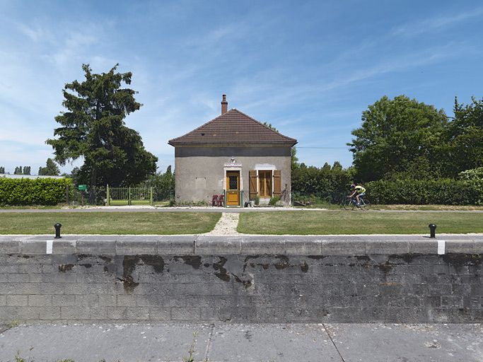 Vue de face de la maison : la façade est aujourd'hui atypique par rapport au modèle, il manque la fenêtre de gauche, sans doute bouchée. © Thierry Kuntz / Région Bourgogne-Franche-Comté, Inventaire du patrimoine - 2011