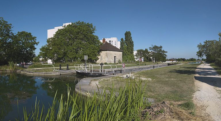 Vue d'ensemble du site, pris d'amont. © Thierry Kuntz / Région Bourgogne-Franche-Comté, Inventaire du patrimoine - 2011