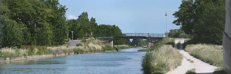 Vue d'aval, le pont dans son environnement. © Thierry Kuntz / Région Bourgogne-Franche-Comté, Inventaire du patrimoine - 2011