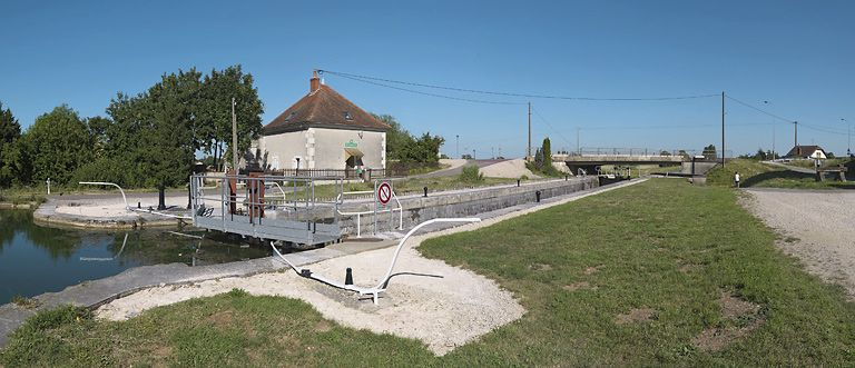 Site de l'écluse 59 du versant Saône, dite de Beauregard, à Longvic : vue d'amont. © Thierry Kuntz / Région Bourgogne-Franche-Comté, Inventaire du patrimoine - 2011