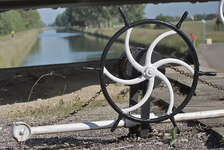 Mécanisme de porte. © Thierry Kuntz / Région Bourgogne-Franche-Comté, Inventaire du patrimoine - 2011
