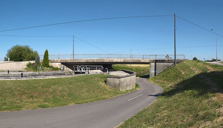 Pont sur écluse avec sas au premier plan. © Thierry Kuntz / Région Bourgogne-Franche-Comté, Inventaire du patrimoine - 2011