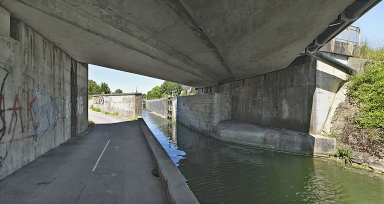 Pont vu d'aval : le sas est ouvert. © Thierry Kuntz / Région Bourgogne-Franche-Comté, Inventaire du patrimoine - 2011