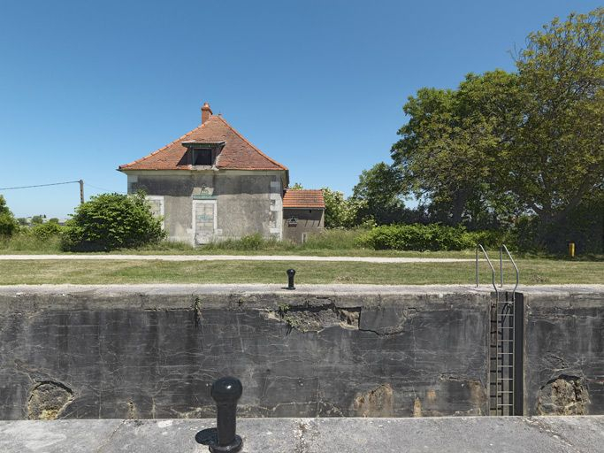 Maison éclusière vue de face : les ouvertures sont aujourd'hui murées. © Thierry Kuntz / Région Bourgogne-Franche-Comté, Inventaire du patrimoine - 2011