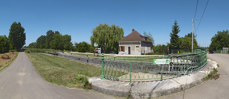 Site vu d'aval, avec garde-corps du pont au premier plan. © Thierry Kuntz / Région Bourgogne-Franche-Comté, Inventaire du patrimoine - 2011