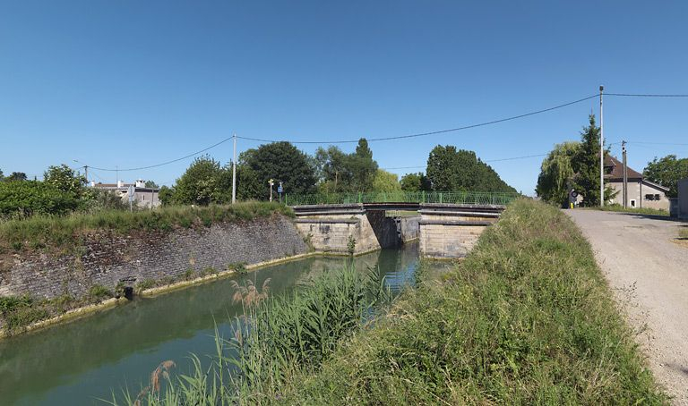 Pont vu d'aval. La maison éclusière est visible à droite. © Thierry Kuntz / Région Bourgogne-Franche-Comté, Inventaire du patrimoine - 2011