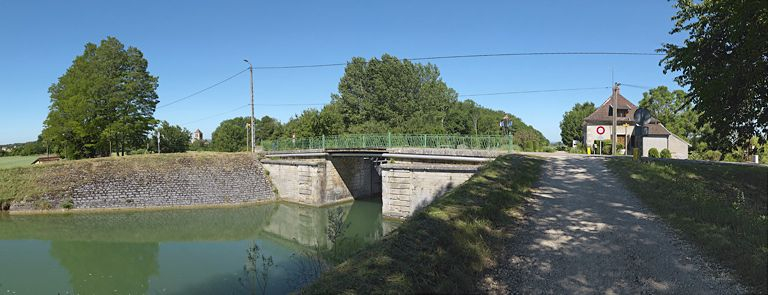 Le pont vu d'aval. Son rehaussement se lit nettement dans le décrochement de maçonnerie des piles. © Thierry Kuntz / Région Bourgogne-Franche-Comté, Inventaire du patrimoine - 2011