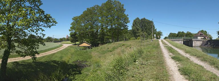 Ouges : à gauche, petit lavoir communal en contrebas du canal et alimenté par lui. Il est dessiné au crayon sur des plans du linéaire des années 1860 (conservés chez VNF). © Thierry Kuntz / Région Bourgogne-Franche-Comté, Inventaire du patrimoine - 2011