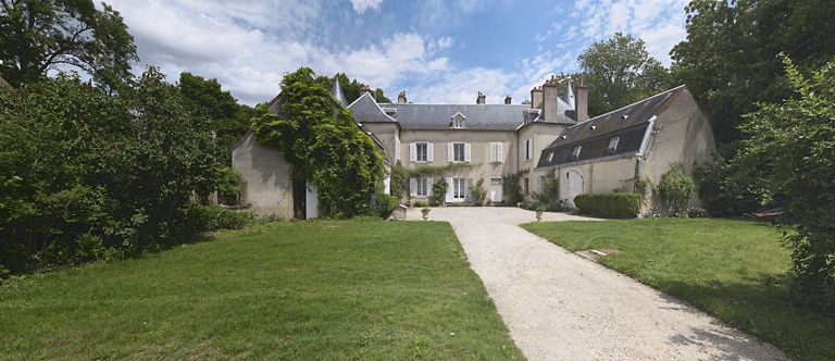 Le château de Petit-Ouges vu de l'entrée. © Thierry Kuntz / Région Bourgogne-Franche-Comté, Inventaire du patrimoine - 2011