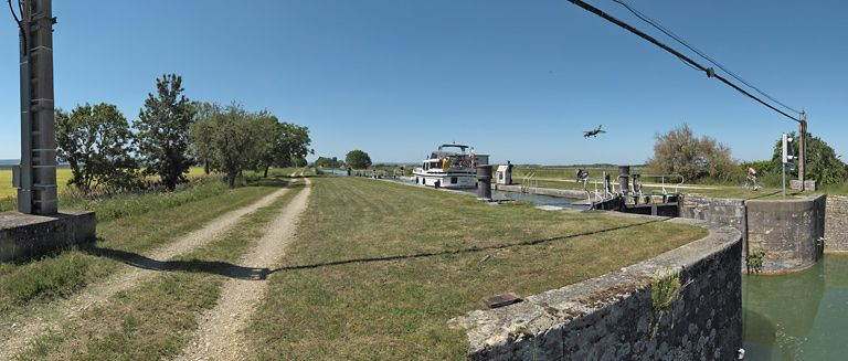 Le site d'écluse pris d'aval ; à gauche : les pistes de l'aéroport. La maison éclusière a été détruite. © Thierry Kuntz / Région Bourgogne-Franche-Comté, Inventaire du patrimoine - 2011