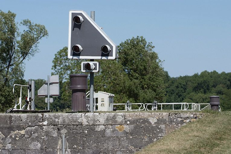 Détail du système d'automatisation de l'écluse : les feux de signalisation. © Thierry Kuntz / Région Bourgogne-Franche-Comté, Inventaire du patrimoine - 2011