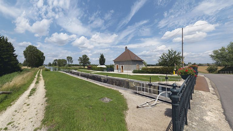 Site d'écluse pris d'aval. Le dessin du garde-corps du pont sur écluse est bien visible. © Thierry Kuntz / Région Bourgogne-Franche-Comté, Inventaire du patrimoine - 2011