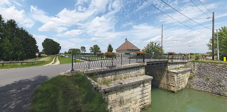 Pont pris d'aval. Le rehaussement est visible à la différence de maçonnerie des piles. © Thierry Kuntz / Région Bourgogne-Franche-Comté, Inventaire du patrimoine - 2011