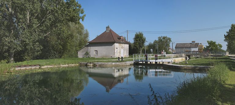 Site de l'écluse 67 du versant Saône, dite de Thorey, à Thorey-en-Plaine : vue d'amont. © Thierry Kuntz / Région Bourgogne-Franche-Comté, Inventaire du patrimoine - 2011