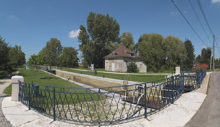 Vue d'ensemble prise d'aval, avec le pont au premier plan. © Thierry Kuntz / Région Bourgogne-Franche-Comté, Inventaire du patrimoine - 2011