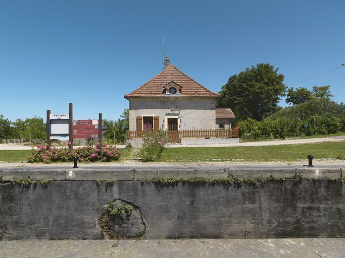 Maison éclusière vue de face. © Thierry Kuntz / Région Bourgogne-Franche-Comté, Inventaire du patrimoine - 2011