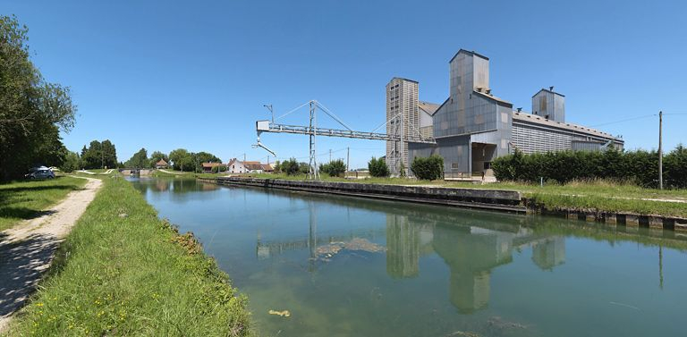Silos à Longecourt-en-Plaine. © Thierry Kuntz / Région Bourgogne-Franche-Comté, Inventaire du patrimoine - 2011