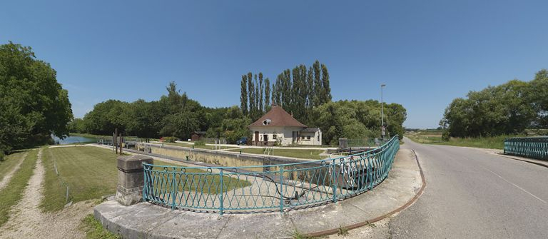 Vue d'ensemble du site d'écluse avec pont, pris d'aval. © Thierry Kuntz / Région Bourgogne-Franche-Comté, Inventaire du patrimoine - 2011