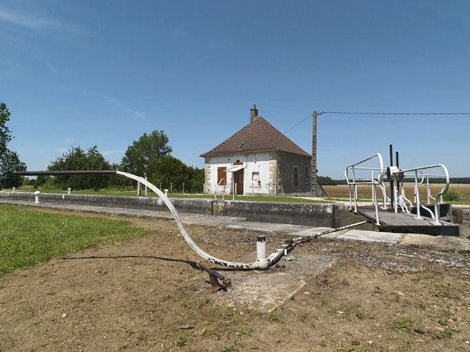 Vue d'ensemble de la maison éclusière prise d'aval. © Thierry Kuntz / Région Bourgogne-Franche-Comté, Inventaire du patrimoine - 2011
