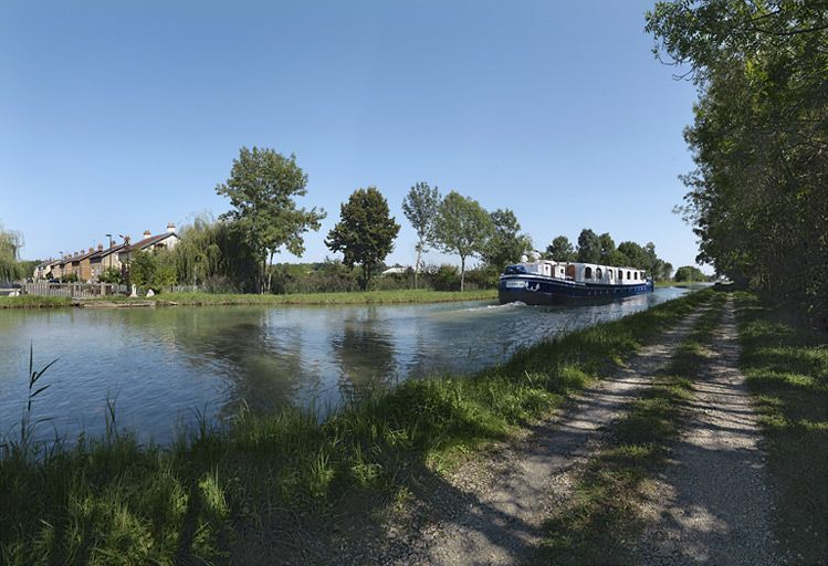 La cité ouvrière en bord de canal. © Thierry Kuntz / Région Bourgogne-Franche-Comté, Inventaire du patrimoine - 2011