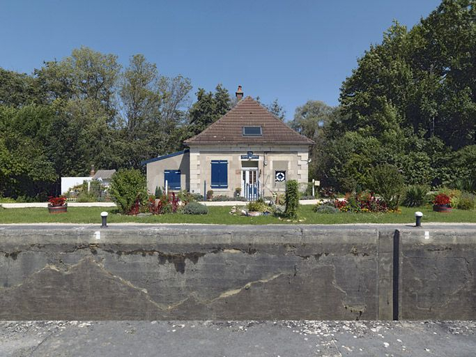 Maison éclusière vue de face. © Thierry Kuntz / Région Bourgogne-Franche-Comté, Inventaire du patrimoine - 2011