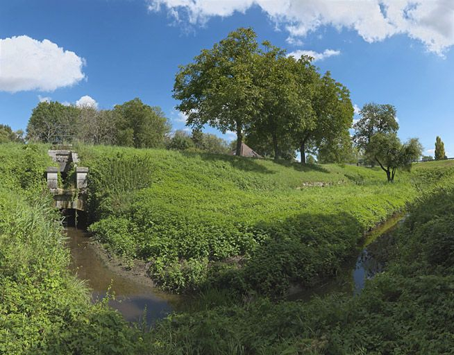 Détail de la sortie du déversoir et de l'aqueduc. © Thierry Kuntz / Région Bourgogne-Franche-Comté, Inventaire du patrimoine - 2011