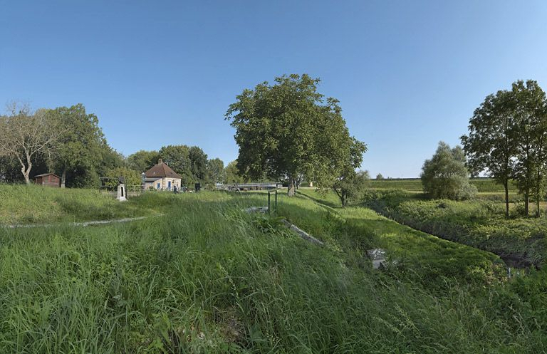 Vue d'ensemble du système hydraulique composé d'un déversoir de fond-aqueduc et d'une rigole de fuite. © Thierry Kuntz / Région Bourgogne-Franche-Comté, Inventaire du patrimoine - 2011