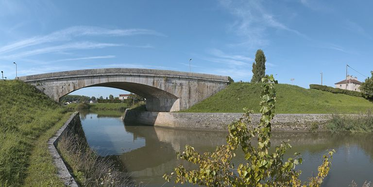 Vue d'ensemble prise d'aval. © Thierry Kuntz / Région Bourgogne-Franche-Comté, Inventaire du patrimoine - 2011