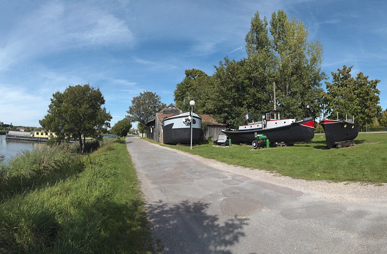 Vue d'ensemble du matériel flottant exposé devant la remise. © Thierry Kuntz / Région Bourgogne-Franche-Comté, Inventaire du patrimoine - 2011