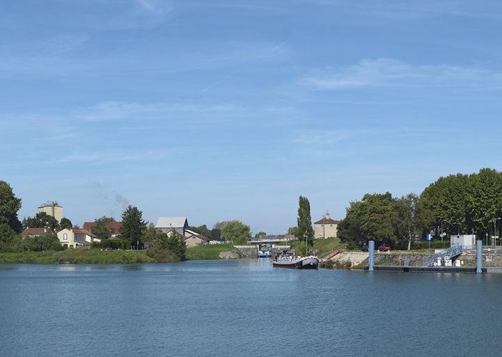 Débouché du canal dans la Saône à Saint-Jean-de-Losne : à l'arrière-plan, on aperçoit le pont sur l'écluse 76. © Thierry Kuntz / Région Bourgogne-Franche-Comté, Inventaire du patrimoine - 2011