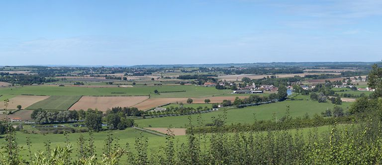 Le canal vu de la colline de Châteauneuf-en-Auxois. Le village de Vandenesse-en-Auxois se trouve à droite. De droite à gauche : sites d'écluse 08, 09 et 10 S. © Thierry Kuntz / Région Bourgogne-Franche-Comté, Inventaire du patrimoine - 2011