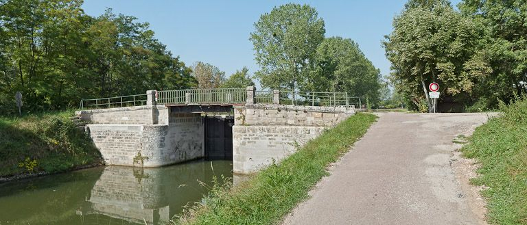 Vue du pont sur écluse depuis l'aval. © Pierre-Marie Barbe-Richaud / Région Bourgogne-Franche-Comté, Inventaire du patrimoine - 2011