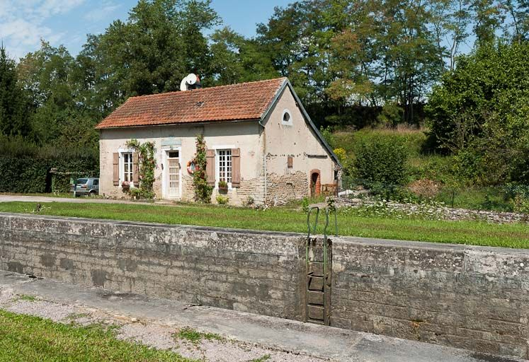 Vue de 3/4 de la maison éclusière. © Pierre-Marie Barbe-Richaud / Région Bourgogne-Franche-Comté, Inventaire du patrimoine - 2011