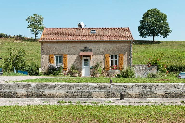 Vue de face de la maison éclusière. © Pierre-Marie Barbe-Richaud / Région Bourgogne-Franche-Comté, Inventaire du patrimoine - 2011