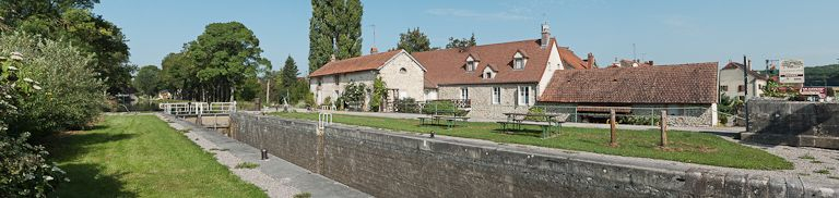Vue d'ensemble du site d'écluse. © Pierre-Marie Barbe-Richaud / Région Bourgogne-Franche-Comté, Inventaire du patrimoine - 2011