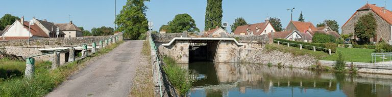 Vue du pont sur écluse prolongé à gauche sur la Vandenesse. © Pierre-Marie Barbe-Richaud / Région Bourgogne-Franche-Comté, Inventaire du patrimoine - 2011