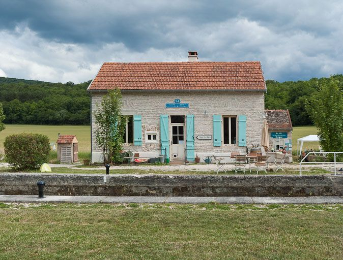 Vue de face de la maison éclusière. © Pierre-Marie Barbe-Richaud / Région Bourgogne-Franche-Comté, Inventaire du patrimoine - 2011