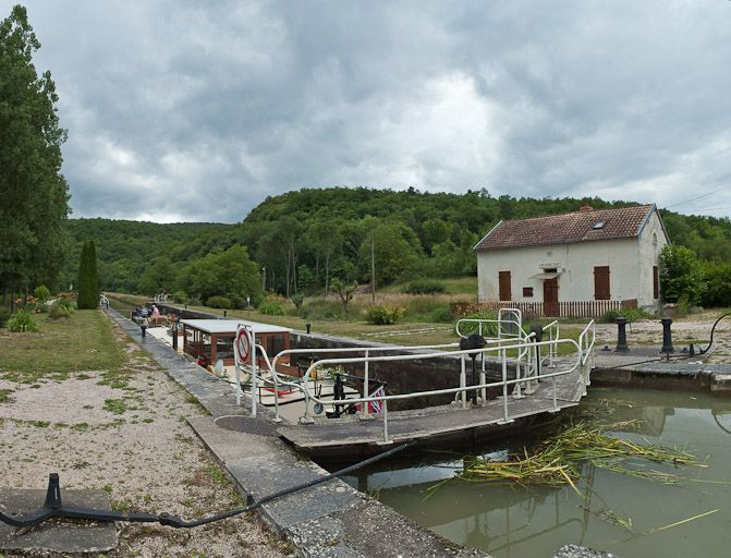 Vue d'ensemble du site d'écluse. © Pierre-Marie Barbe-Richaud / Région Bourgogne-Franche-Comté, Inventaire du patrimoine - 2011