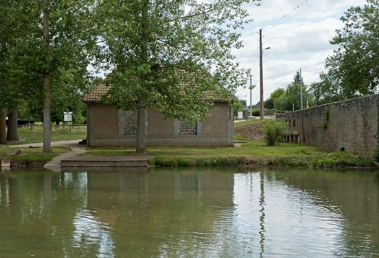 Vue du lavoir du côté de l'Ouche. © Pierre-Marie Barbe-Richaud / Région Bourgogne-Franche-Comté, Inventaire du patrimoine - 2011
