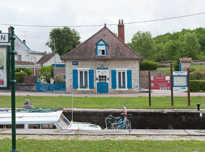 Vue de face de la maison éclusière. © Pierre-Marie Barbe-Richaud / Région Bourgogne-Franche-Comté, Inventaire du patrimoine - 2011